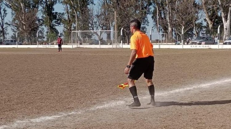 UN ARBITRO DIRIGIÓ UN PARTIDO EN PATAS.  Lo hizo porque le prestó sus botines a un chico.