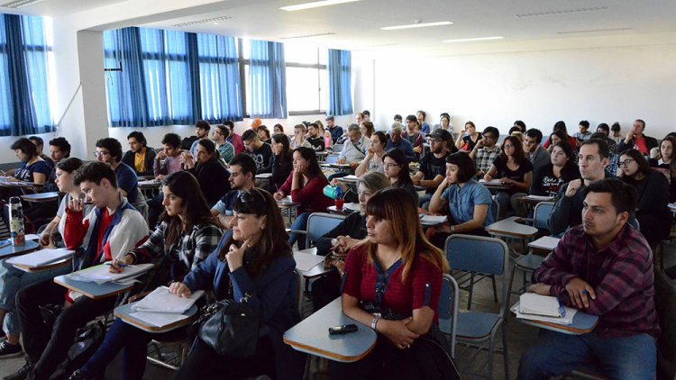 MENOS DE LA MITAD DE LOS JÓVENES QUE SUEÑAN CON IR A LA FACULTAD LOGRAN HACERLO