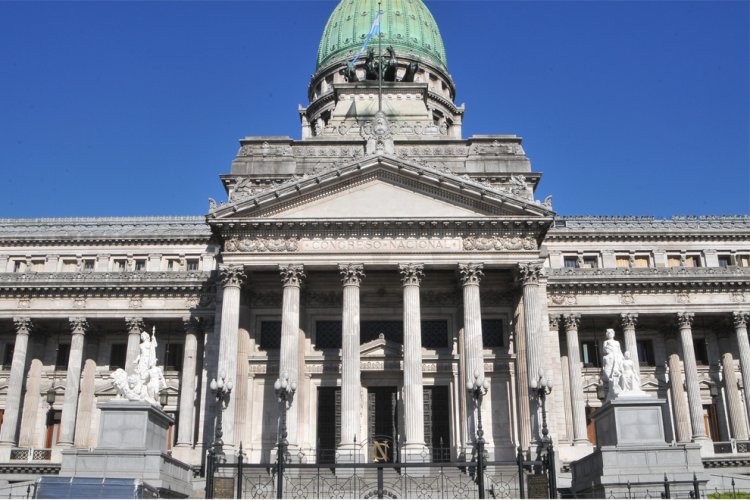 QUIÉNES SON LOS SENADORES QUE MÁS ASESORES TIENEN Y CUÁNTO GANAN.