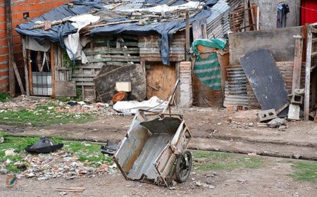 CADA VEZ ES MÁS CARO SER POBRE EN EL PAÍS