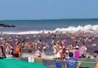 UN MUERTO Y 35 HERIDOS POR UNA OLA GIGANTE  EN SANTA  CLARA DEL MAR