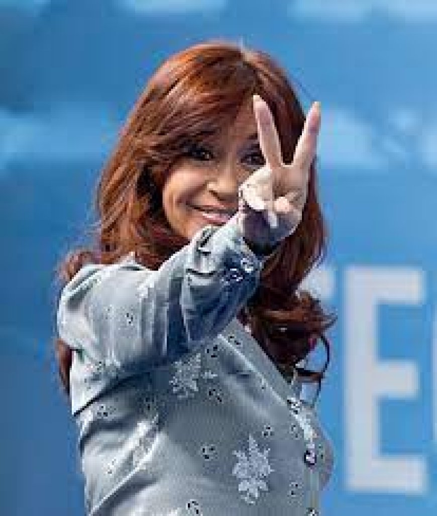 CFK INSISTE  PARA QUE LE SAQUEN LA TOBILLERA