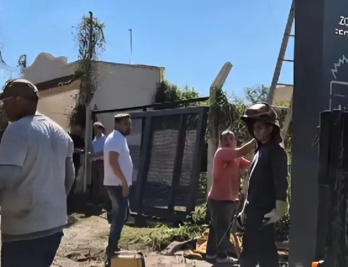 POLÉMICA MEDIDA: CIERRAN  DE NOCHE UNA CALLE CON PORTONES POR LA INSEGURIDAD