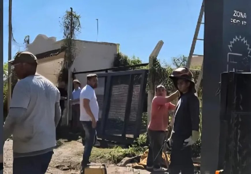 POLÉMICA MEDIDA: CIERRAN  DE NOCHE UNA CALLE CON PORTONES POR LA INSEGURIDAD