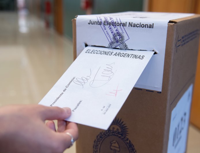 "PARTIDOS POLÍTICOS ERAN LOS DE ANTES": Casi el 80% de los argentinos descree de ellos.